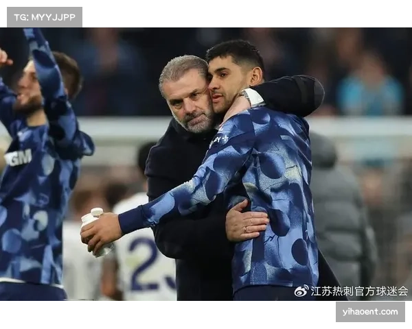 波斯特科格鲁携妻温情同框家人现场见证欧联杯夺冠荣耀